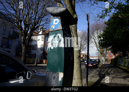 Eine Anarchie-Symbol gemalt auf der Seite der Zahlen und Anzeige Auto Parkuhr in Brighton und Hove, East Sussex, UK. Stockfoto