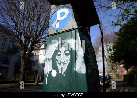 Eine Anarchie-Symbol gemalt auf der Seite der Zahlen und Anzeige Auto Parkuhr in Brighton und Hove, East Sussex, UK. Stockfoto