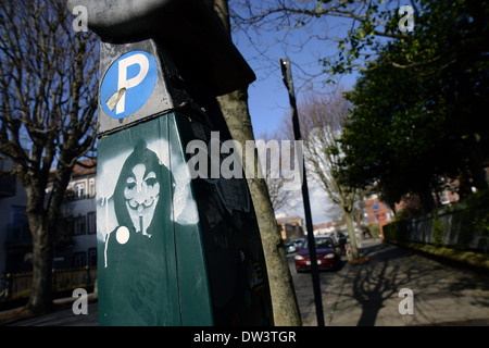 Eine Anarchie-Symbol gemalt auf der Seite der Zahlen und Anzeige Auto Parkuhr in Brighton und Hove, East Sussex, UK. Stockfoto