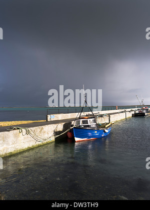 dh Kettletoft Harbour SANDAY ORKNEY Gewitter nähert sich Fischerboot Pier schottland Wolken orkneys uk Schlechtwetter Seeboote sonnig Stockfoto