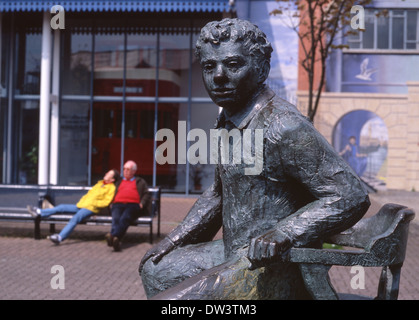 Dylan Thomas-Statue aus Bronze mit Theater und Menschen hinter Marina Maritime Viertel Swansea South Wales UK Stockfoto