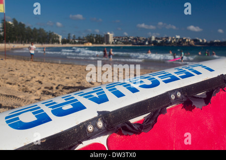 Männliche Steyne Nordstrand mit Rettungsschwimmer Surfbrett im Vordergrund nördlichen Strände Sydney New South Wales NSW Australia Stockfoto