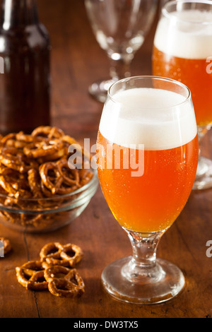 Erfrischendes Belgisches Amber Ale Bier in einem Glas Stockfoto