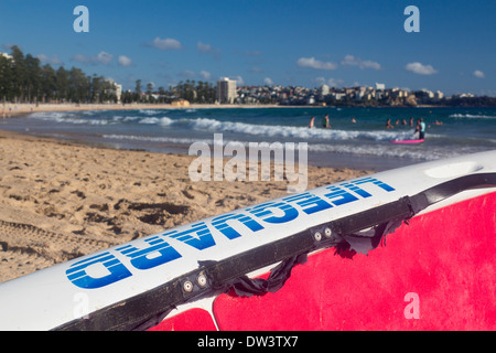 Männliche Steyne Nordstrand mit Rettungsschwimmer Surfbrett im Vordergrund nördlichen Strände Sydney New South Wales NSW Australia Stockfoto