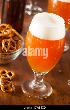 Erfrischendes Belgisches Amber Ale Bier in einem Glas Stockfoto