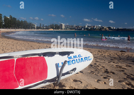 Männliche Steyne Nordstrand mit Rettungsschwimmer Surfbrett im Vordergrund nördlichen Strände Sydney New South Wales NSW Australia Stockfoto