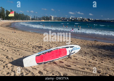 Männliche Steyne Nordstrand mit Rettungsschwimmer Surfbrett im Vordergrund nördlichen Strände Sydney New South Wales NSW Australia Stockfoto