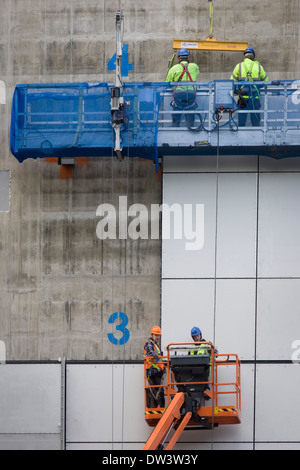 Arbeiter in wiegen an Wand der Bauentwicklung in der City of London Stockfoto