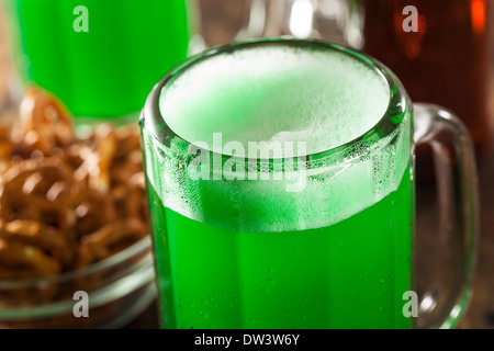 Jungbier in einem Becher für St. Patricks Day Feier Stockfoto