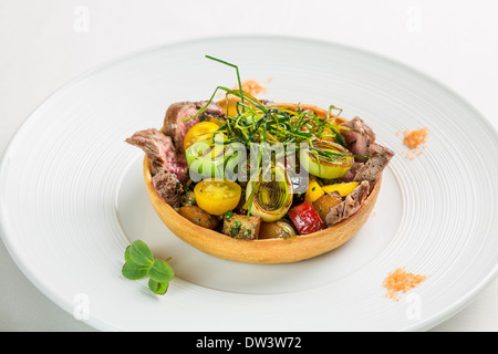 Warmer Salat mit Fleisch und gegrilltem Lauch, Pfeffer und Cherry-Tomaten Stockfoto
