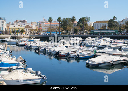 Boote vor Anker in der Marina in Faro, Algarve, Portugal, Europa Stockfoto