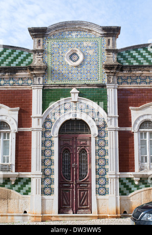 Dekorative grüne Fliesen rund um eine Tür in ein Haus in Faro, Portugal, Europa Stockfoto