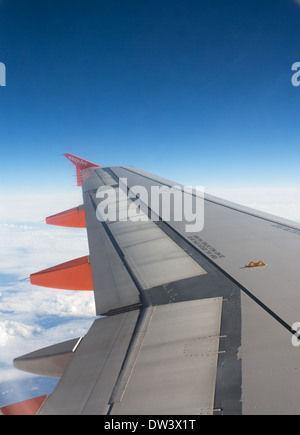 Der Flügel einer Easyjet Flugzeug im Flug über den Wolken gesehen Stockfoto