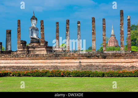 Sitzen Buddha im Wat Mahathat, historischen Park umfasst die Ruinen der alten Stadt von Sukhothai, Thailanda Stockfoto