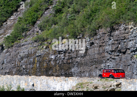 Red Jammer Bus auf der Going-to-the-Sun Road im Glacier National Park, Montana, USA. Stockfoto