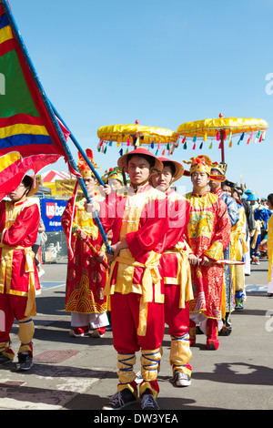 Vietnamesen in Tracht und Kleidung feiern lunar New Year (Tet Festival) in Costa Mesa Southern California Stockfoto