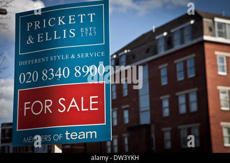 Für Verkaufsschild außerhalb eines Blocks Zweck Wohnungen erbaut. Stockfoto