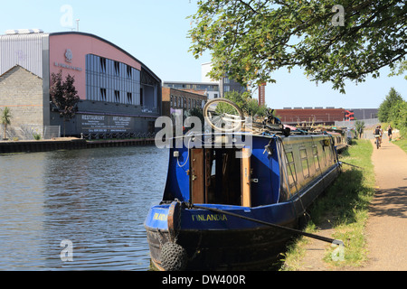 Der Rad- und Fußweg entlang der Fluss Lee Navigation im Bereich Regeneration des Bogens, in East London, UK Stockfoto