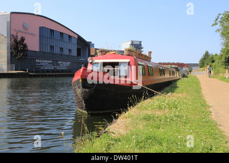 Der Rad- und Fußweg entlang der Fluss Lee Navigation im Bereich Regeneration des Bogens, in East London, UK Stockfoto