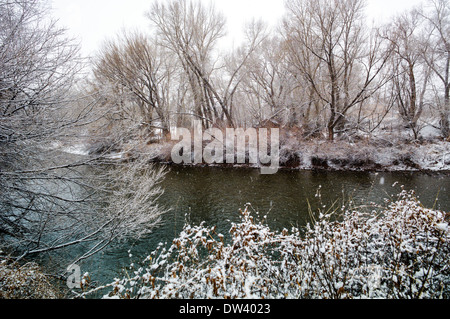 Schnee und Eis auf dem Arkansas Fluss führt durch die historische Innenstadt der Kleinstadt Salida, Colorado, USA Stockfoto