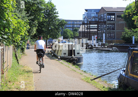 Der Rad- und Fußweg entlang der Fluss Lee Navigation im Bereich Regeneration des Bogens, in East London, UK Stockfoto