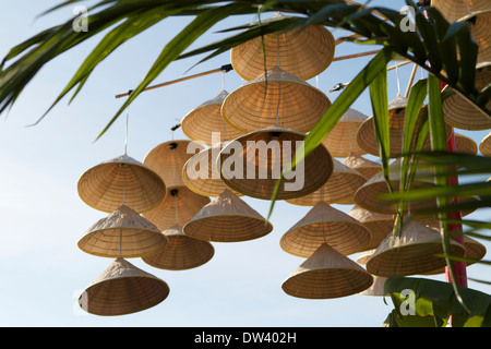 Nón lá (Vietnamesische oder chinesischen Stil) gestaltete konischen Hüten mit Ursprung in Osten Südasien und Südostasien Stockfoto