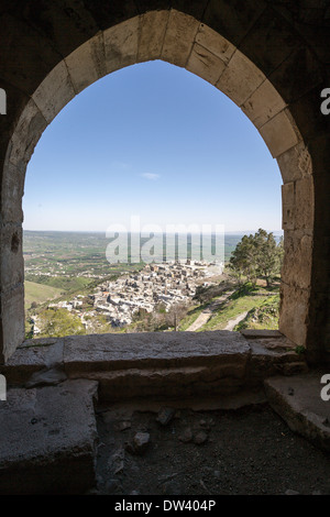 Blick auf Talkalakh, Syrien, aus einem Fenster in die mittelalterlichen Kreuzritter Schloss der Krak des Chavliers. Stockfoto