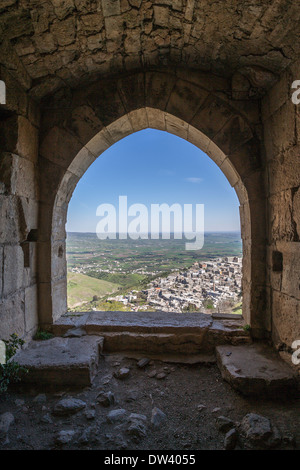 Blick auf Talkalakh, Syrien, aus einem Fenster in die mittelalterlichen Kreuzritter Schloss der Krak des Chavliers. Stockfoto