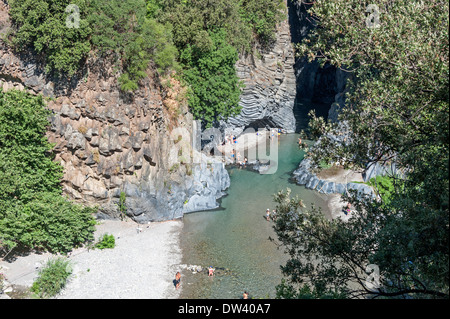 Blick auf die Alcantara-Schlucht von oben, in der Nähe von Mount Etna befindet sich in der Alcantara-Tal, Sizilien, Italien. Stockfoto