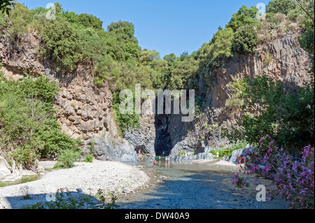 Die Alcantara-Schlucht, in der Nähe von Mount Etna befindet sich in der Alcantara-Tal, Sizilien, Italien. Stockfoto