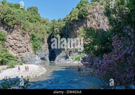 Die Alcantara-Schlucht, in der Nähe von Mount Etna befindet sich in der Alcantara-Tal, Sizilien, Italien. Stockfoto