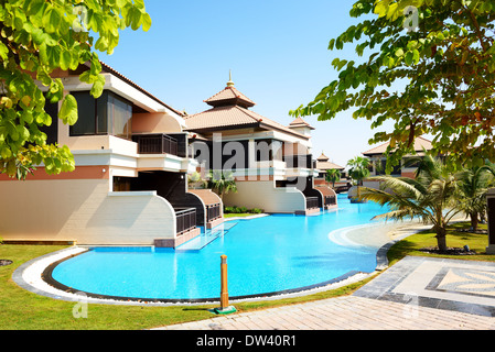 Die Luxus-Villen im Thai-Stil-Hotel auf der künstlichen Insel Palm Jumeirah, Dubai, Vereinigte Arabische Emirate Stockfoto