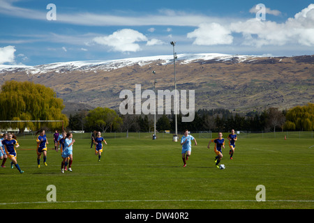 Mädchen Fußball an Alexandra, Central Otago, Südinsel, Neuseeland Stockfoto