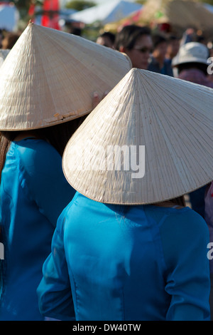 Asiatische Frauen tragen traditionelle kegelförmige Strohhüte auf dem Tet Festival in Costa Mesa, Kalifornien Stockfoto