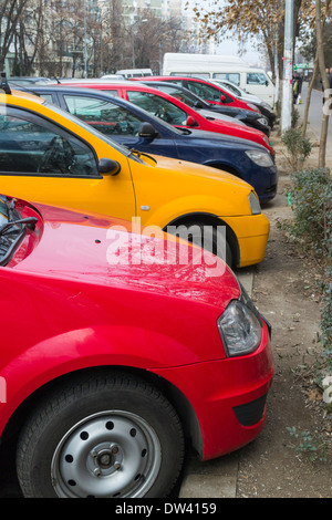 Reihe von parkenden Autos Stockfoto