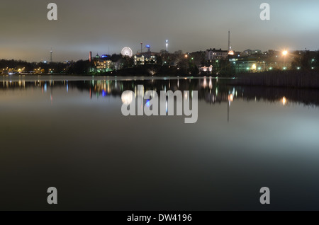 Nacht Helsinki, Hauptstadt von Finnland, die Spiegelung im Wasser Stockfoto