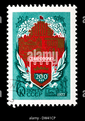 Briefmarke aus der Sowjetunion (UdSSR) zeigt das Wappen von Stawropol, für seine Zweihundertjahrfeier ausgestellt. Stockfoto