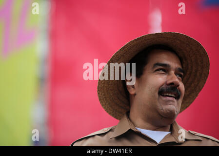 Caracas, Venezuela. 26. Februar 2014. Der venezolanische Präsident Nicolas Maduro reagiert während "Frieden und Leben Mobilisierung" marschieren in Caracas, Venezuela, am 26. Februar 2014. Bauern und Fischer kamen in Caracas Mittwoch zur Teilnahme an des Marsches zur Unterstützung der venezolanische Präsident Nicolas Maduro, laut der lokalen Presse. Bildnachweis: AVN/Xinhua/Alamy Live-Nachrichten Stockfoto