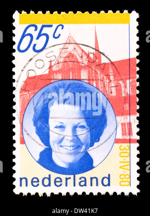 Briefmarke aus den Niederlanden von Königin Beatrix und Palast. Stockfoto