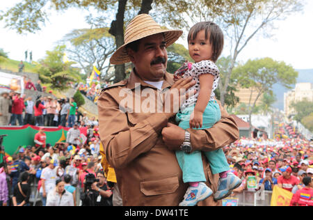 Caracas, Venezuela. 26. Februar 2014. Der venezolanische Präsident Nicolas Maduro hält ein Mädchen beim "Frieden und Leben Mobilisierung" Marsch in Caracas, Venezuela, auf 26. Februar 2014. Bauern und Fischer kamen in Caracas Mittwoch zur Teilnahme an des Marsches zur Unterstützung der venezolanische Präsident Nicolas Maduro, laut der lokalen Presse. Bildnachweis: AVN/Xinhua/Alamy Live-Nachrichten Stockfoto