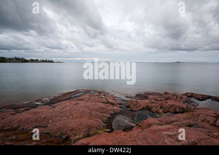 Dramatische Wolken und rosa Granit Felsen Gnaden die Küstenlinie von Georgian Bay in Killarney Provincial Park, Ontario, Kanada. Stockfoto