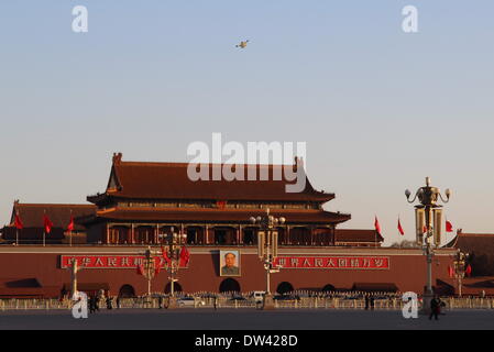 Peking, China. 27. Februar 2014. Ein Drachen fliegt in den Himmel über dem Tiananmen Square in Peking, Hauptstadt von China, 27. Februar 2014. Blauer Himmel und Sonnenschein tauchte in Peking Donnerstag dank einer starken Kaltfront die einwöchige smoggy Wetter verteilt. © Wang Yueling/Xinhua/Alamy Live-Nachrichten Stockfoto