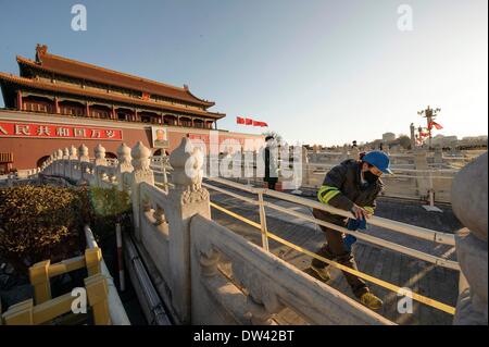 Peking, China. 27. Februar 2014. Ein Arbeiter reinigt Handläufe über die goldene Wasser Fluss Brücke vor dem Tian'anmen Torturm in Peking, Hauptstadt von China, 27. Februar 2014. Blauer Himmel und Sonnenschein tauchte in Peking am 27. Februar dank einer starken Kaltfront die einwöchige smoggy Wetter verteilt. © Jiang Kehong/Xinhua/Alamy Live-Nachrichten Stockfoto