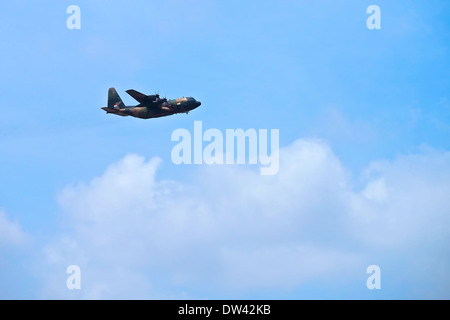 Ein Republic of Singapore Air Force der C130 Transportflugzeug fliegen über einen blauen Himmel im Changi Exhibition Centre Stockfoto