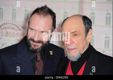 New York, NY, USA. 26. Februar 2014. Ralph Fiennes, F Murray Abraham im Ankunftsbereich für THE GRAND BUDAPEST HOTEL Premiere, Alice Tully Hall im Lincoln Center, New York, NY 26. Februar 2014. Bildnachweis: Gregorio T. Binuya/Everett Collection/Alamy Live-Nachrichten Stockfoto