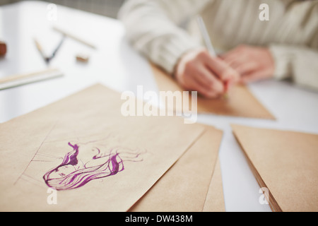 Bild der jungen weiblichen auf Hintergrund Mannes Zeichnung Stockfoto