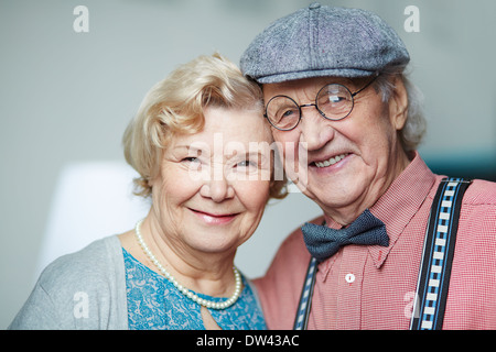 Porträt von älteres Paar in intelligente Kleidung, Blick in die Kamera Stockfoto