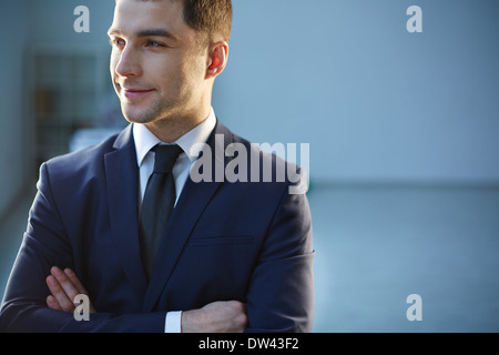 Nahaufnahme Bild eines lächelnden Geschäftsmann im Vordergrund Stockfoto