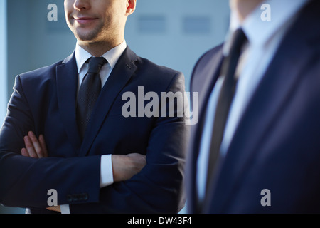Bild eines zuversichtlich Geschäftsmann in der Nähe seines Kollegen im Vordergrund stehenden beschnitten Stockfoto