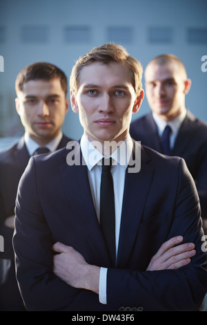 Vertikale Porträt eines schweren Führers des Unternehmens stehen im Vordergrund Stockfoto